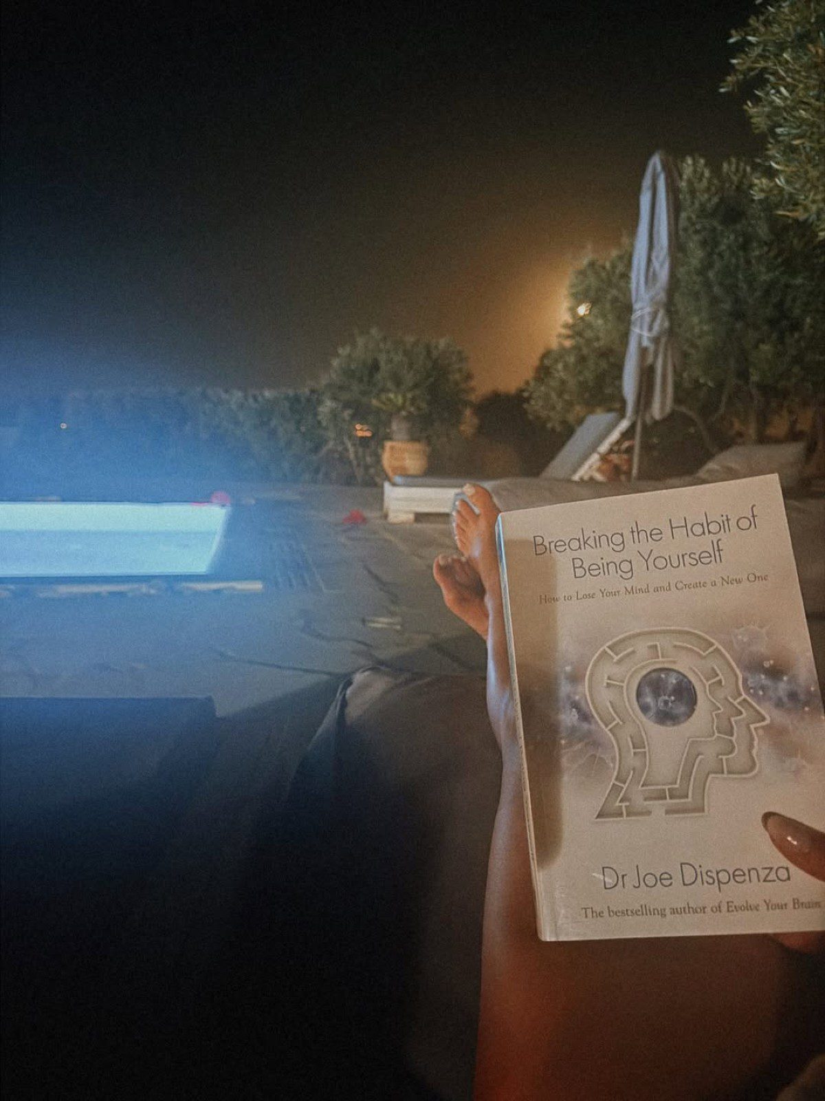 Η Χριστίνα Μπόμπα στην πισίνα διαβάζει βιβλίο