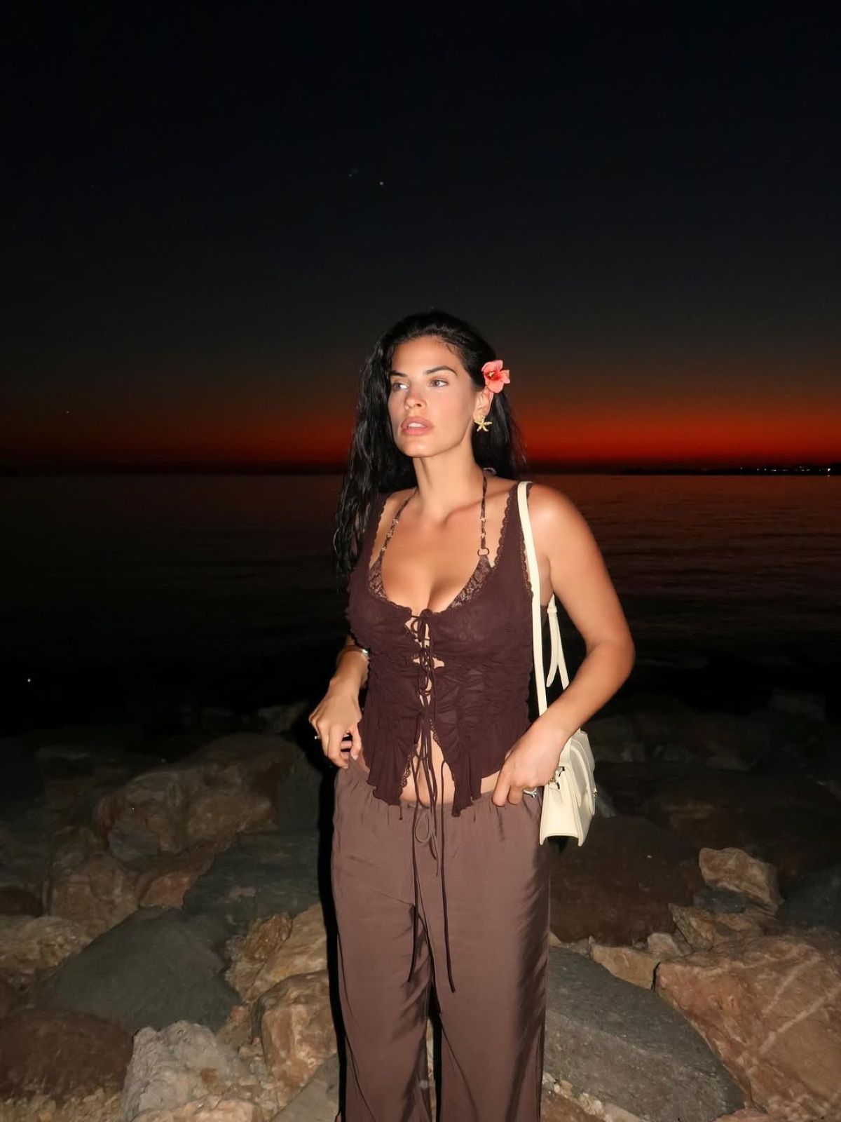 Η Χριστίνα Μπόμπα στην παραλία το βράδυ