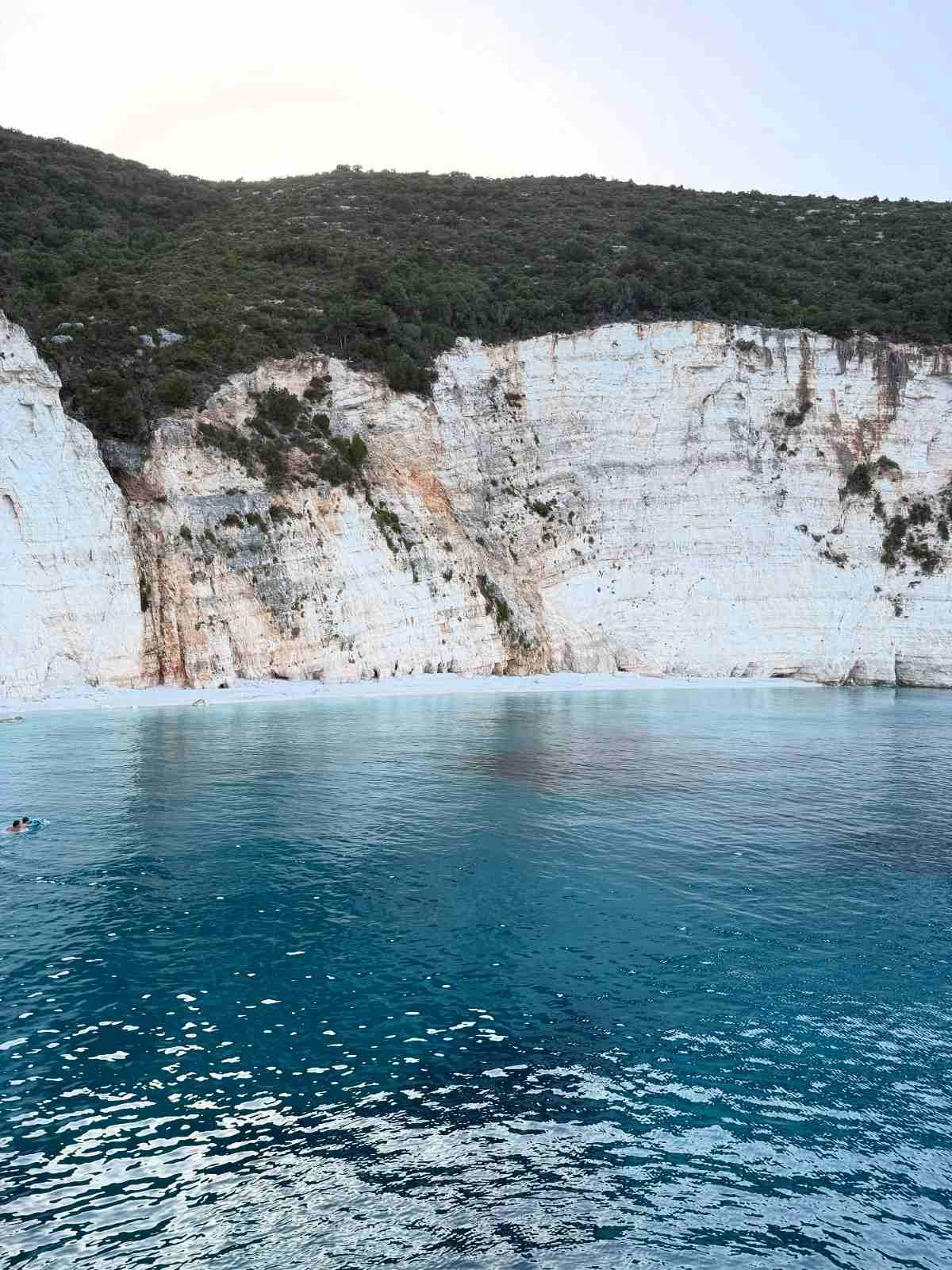 Νίκα: Η λαμπερή εμφάνιση στις διακοπές της στην Κεφαλονιά - Ποζάρει πάνω σε σκάφος στην παραλία του Μύρτου