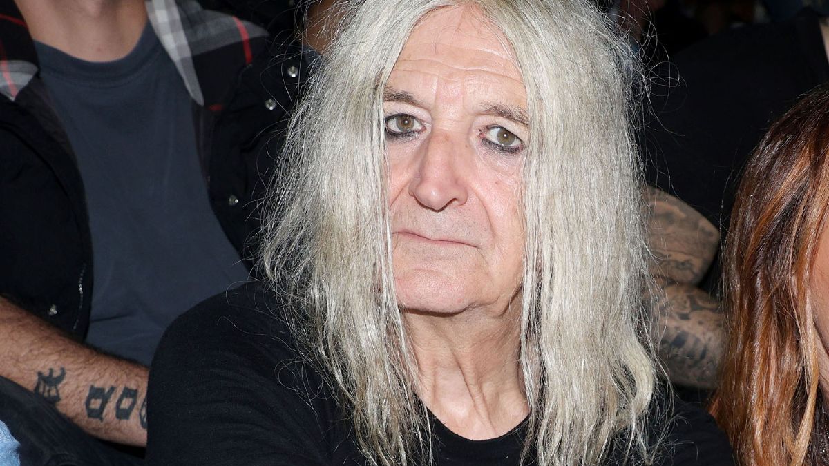 Ο Νίκος Καρβέλλας σε δημόσια έξοδό του