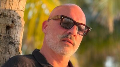 Ο Νίκος Μουτσινάς στην παραλία