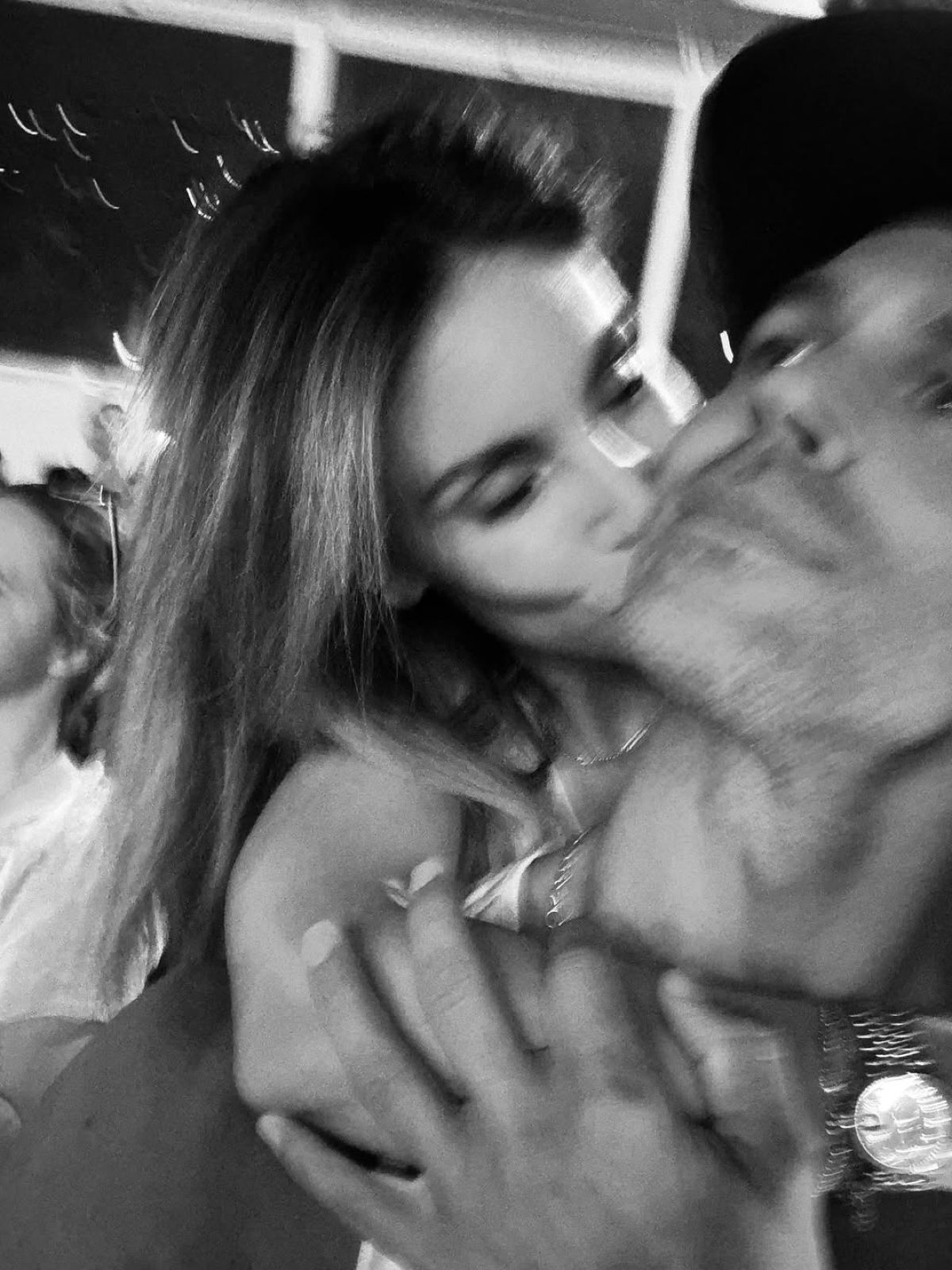 Το φιλί της Αθηνάς Οικονομάκου στον Μπρούνο Τσερέλα