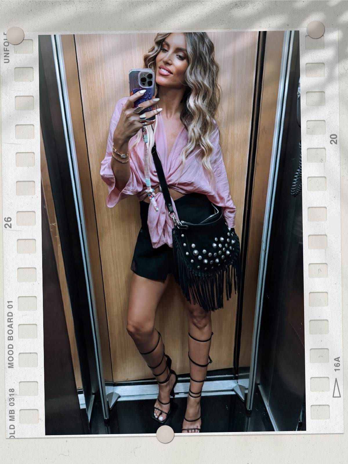 Η Αθηνά Οικονομάκου βγάζει σέλφι στο ασανσέρ