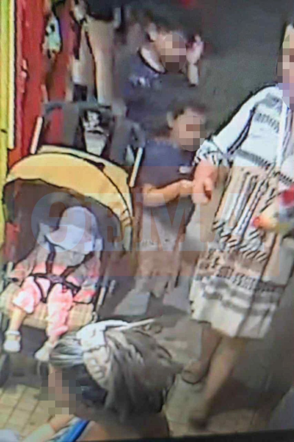 Το κοριτσάκι παρέα με μία γυναίκα και δύο παιδιά λίγο πριν βρεθεί νεκρό στο Παλαιό Φάληρο