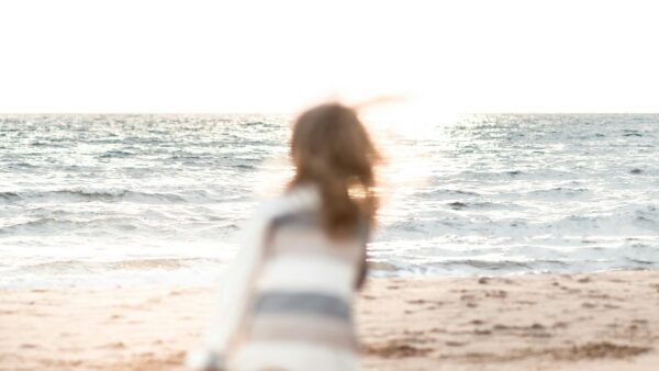 Κορίτσι στην παραλία