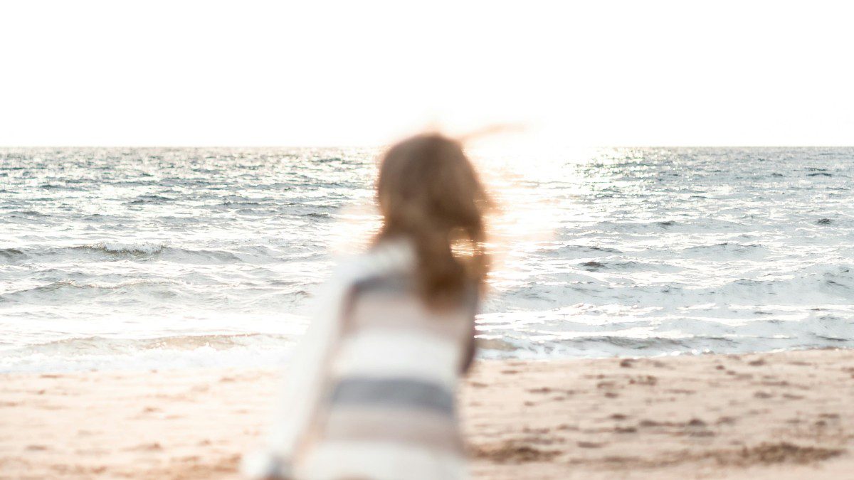 Κορίτσι στην παραλία