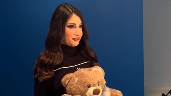 Η Ιωάννα Παλιοσπύρου αγκαλιά με ένα αρκουδάκι