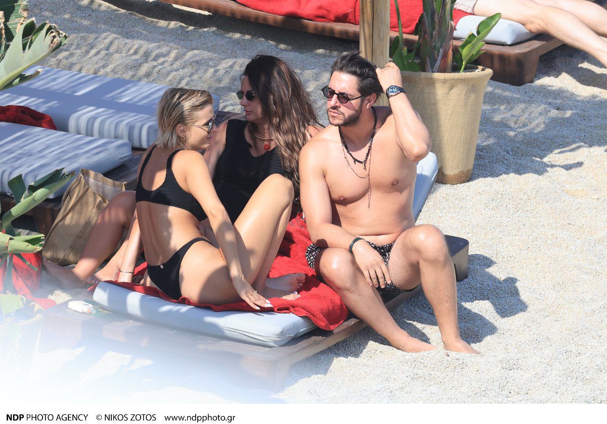 Η Κατερίνα Λιόλιου και ο Χάρης Παπατζανής σε παραλία της Μυκόνου