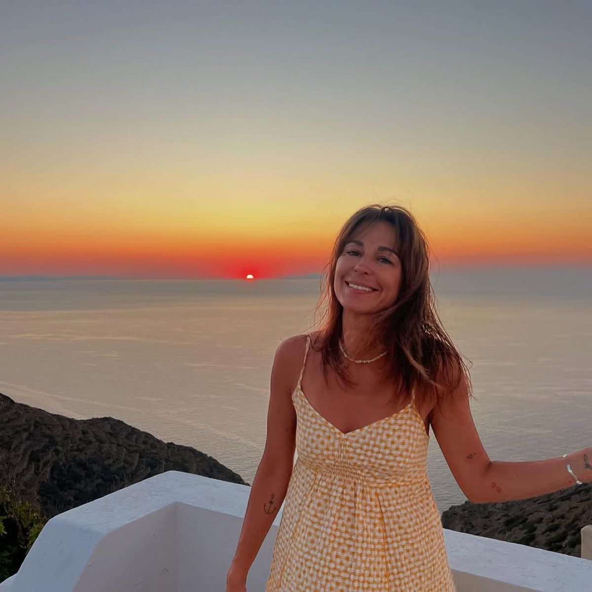 Η Κατερίνα Παπουτσάκη στο ηλιοβασίλεμα