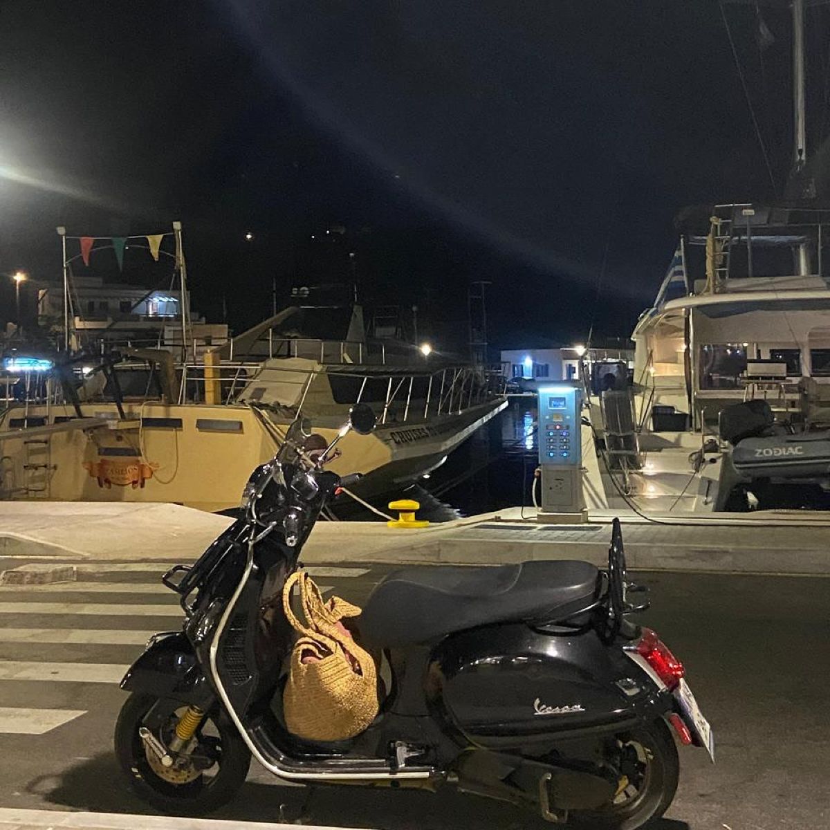 Μηχανάκι στο λιμάνι