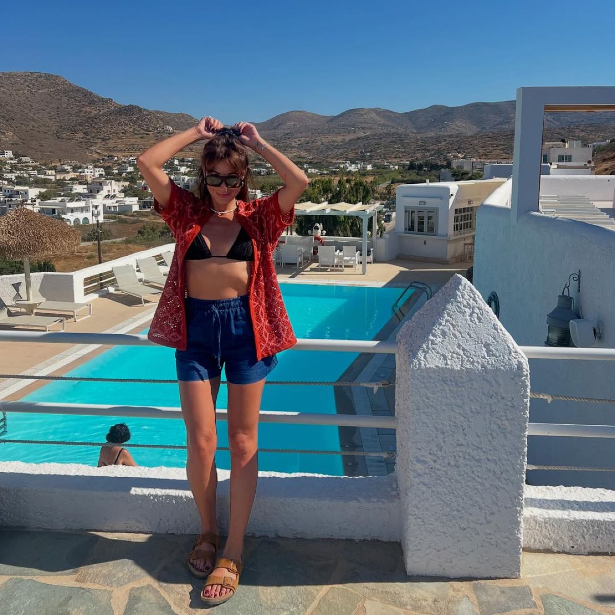 Η Κατερίνα Παπουτσάκη μπροστά στην πισίνα