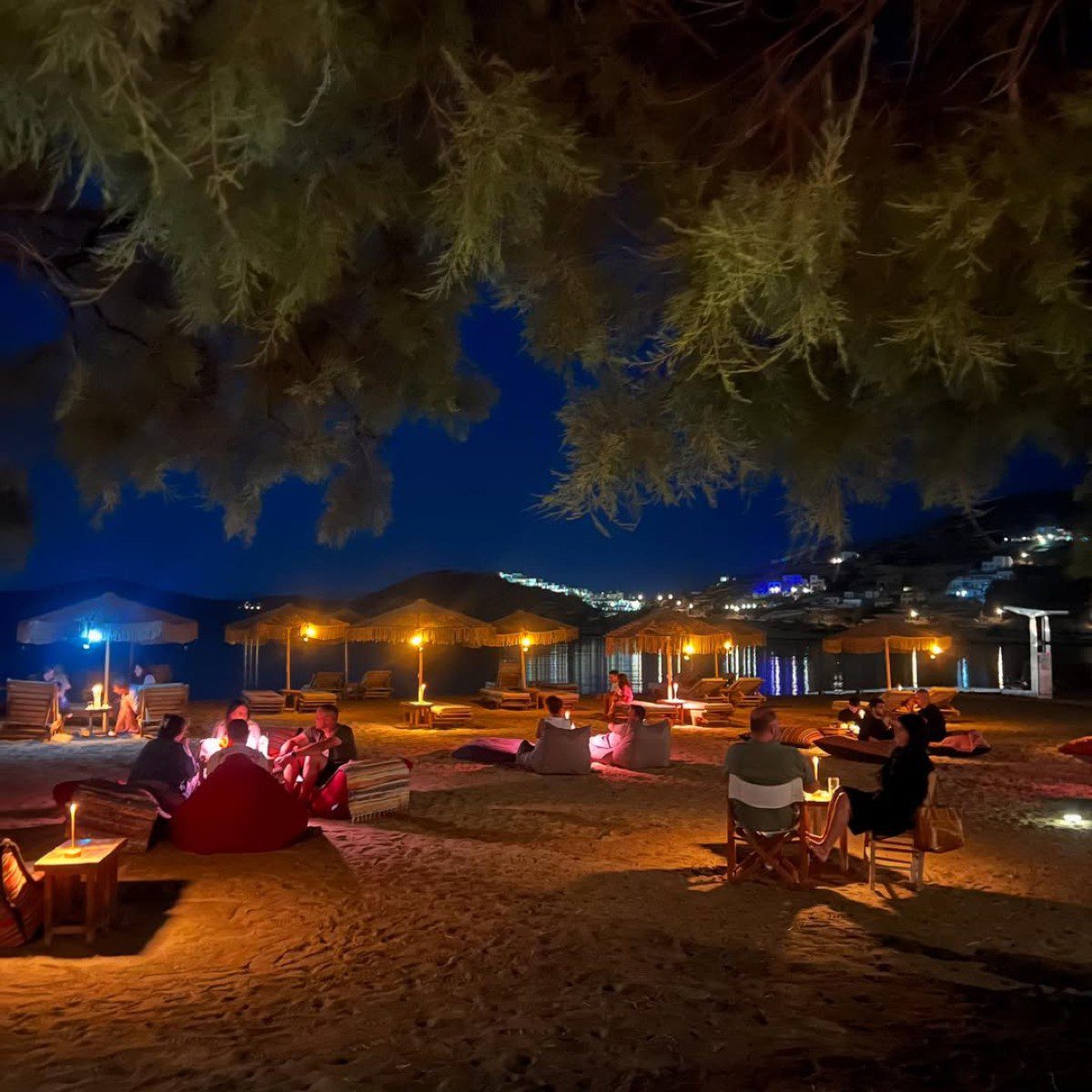 Παραλία της Ίου το βράδυ