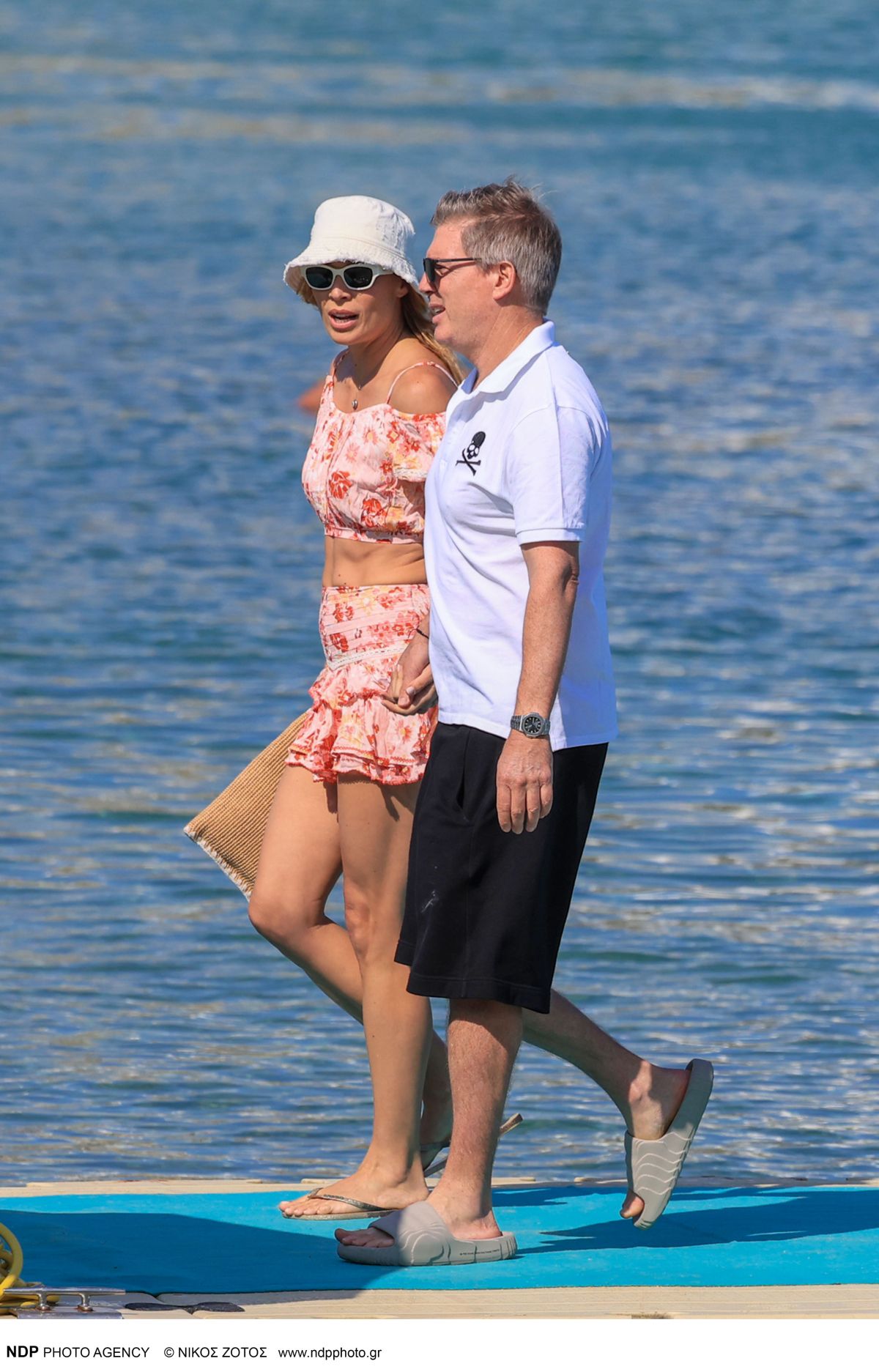 Η Μαριέττα Χρουσαλά και ο Λέων Πατίτσας στη Μύκονο σε αποβάθρα