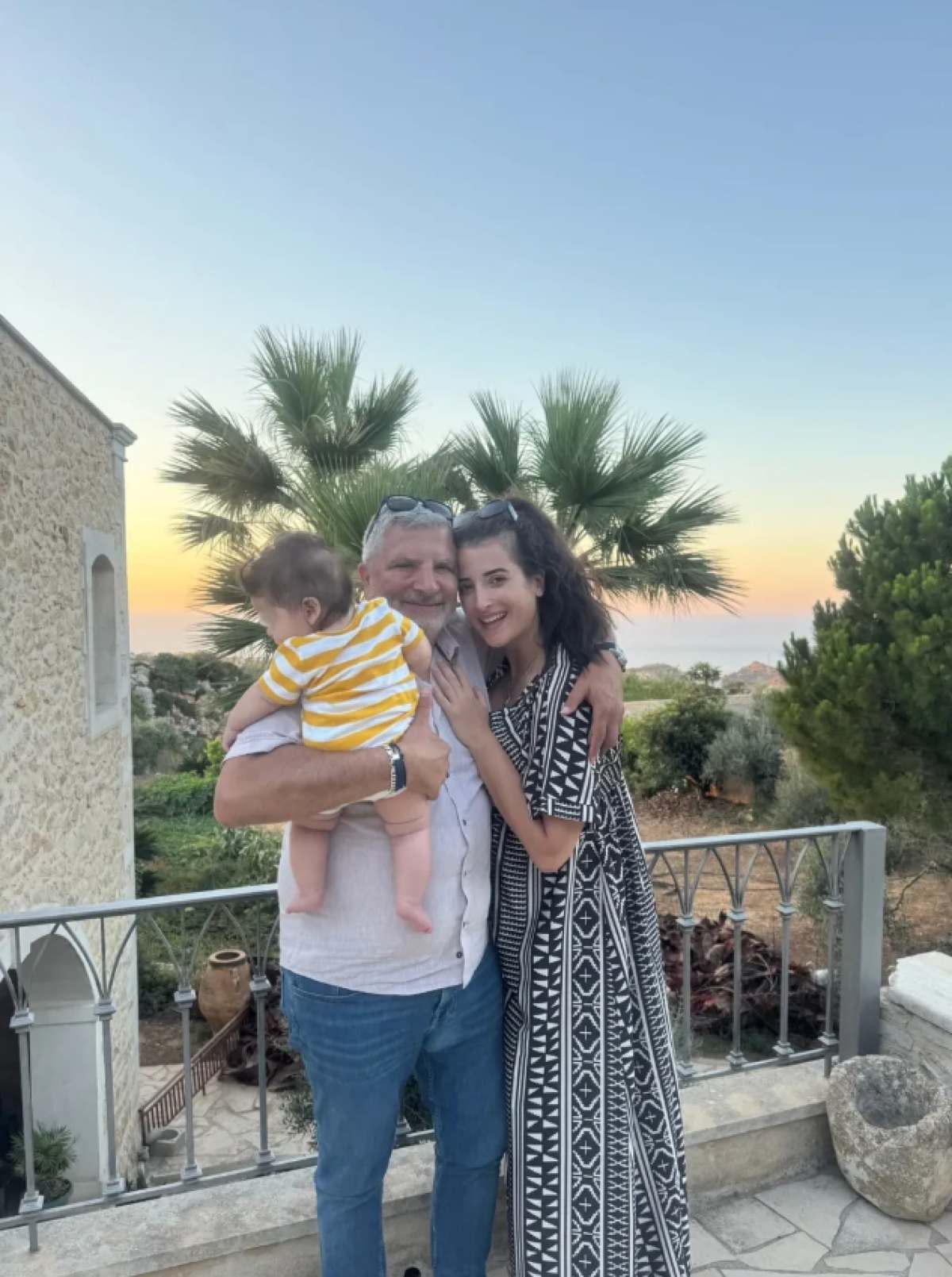 Ο Γιώργος Πατούλης με την Νάνσυ Κοιλού με τον γιο τους