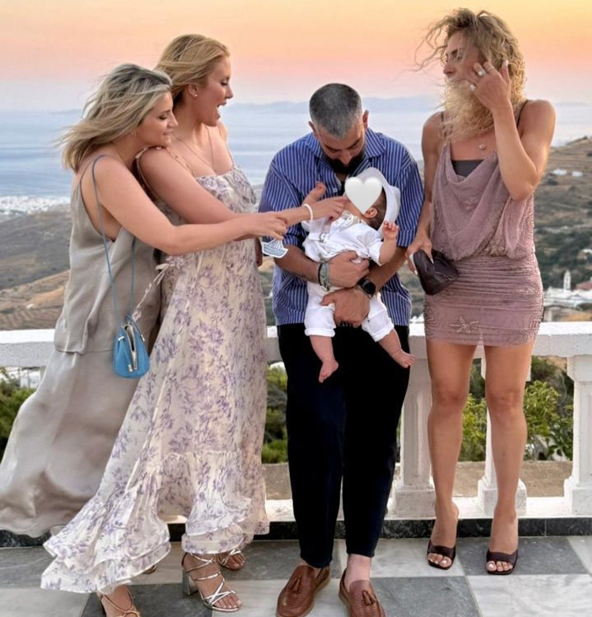 Η Φωτεινή Πετρογιάννη και ο γιος της στην βάφτισή του με τον Μιχάλη Ρουμπή και τους φίλους τους