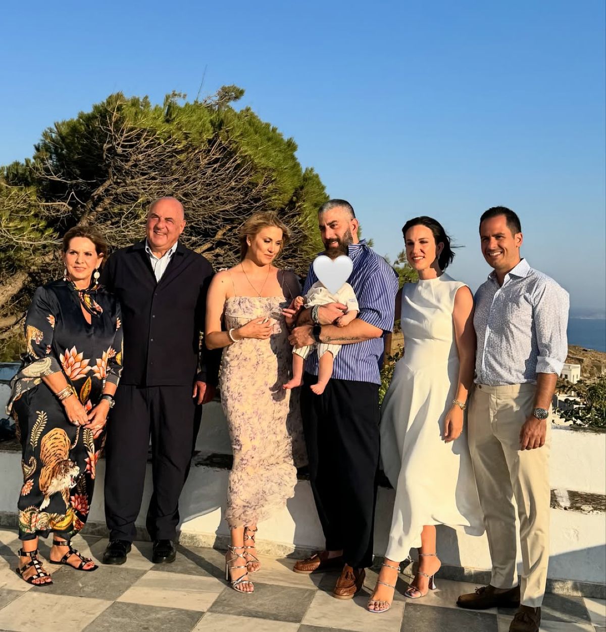 Η Φωτεινή Πετρογιάννη και ο γιος της στην βάφτισή του με τον Μιχάλη Ρουμπή και τις οικογένειές τους