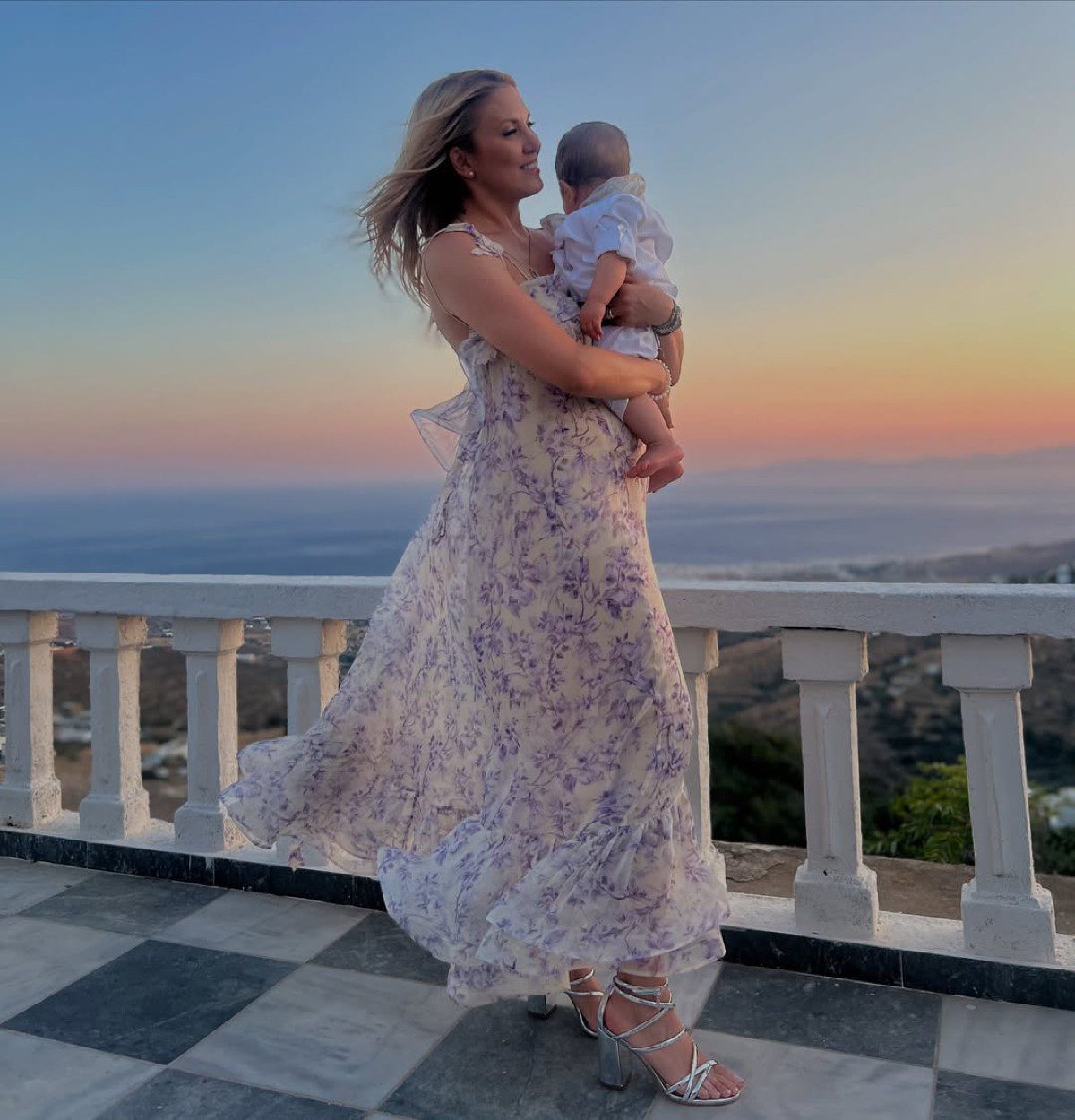 Η Φωτεινή Πετρογιάννη και ο γιος της στην βάφτισή του