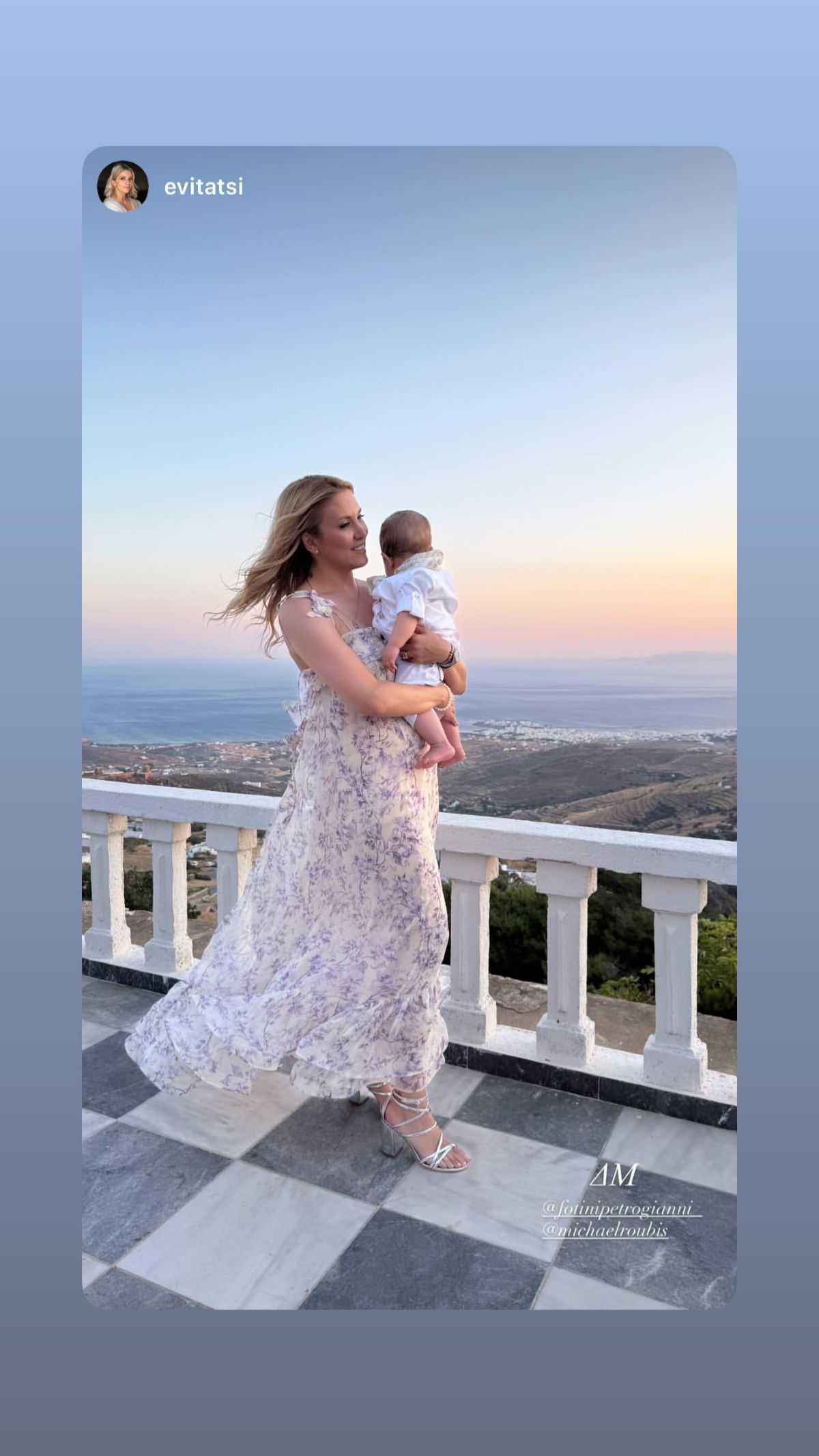 Φωτεινή Πετρογιάννη – Μιχάλης Ρουμπής: Βάφτισαν τον γιο τους στην Τήνο (Φωτογραφίες)