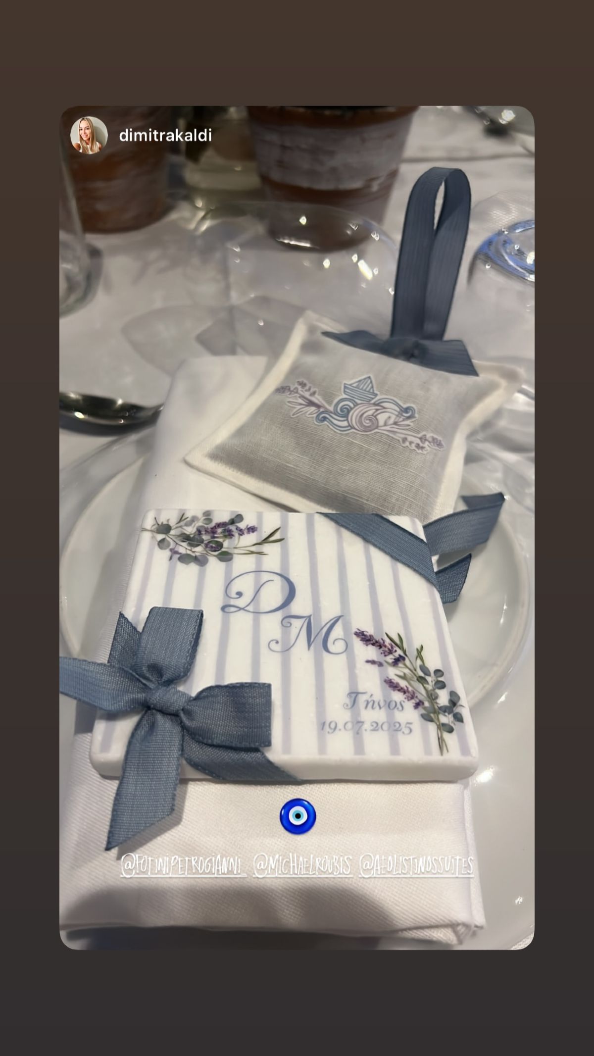 Φωτεινή Πετρογιάννη – Μιχάλης Ρουμπής: Βάφτισαν τον γιο τους στην Τήνο (Φωτογραφίες)