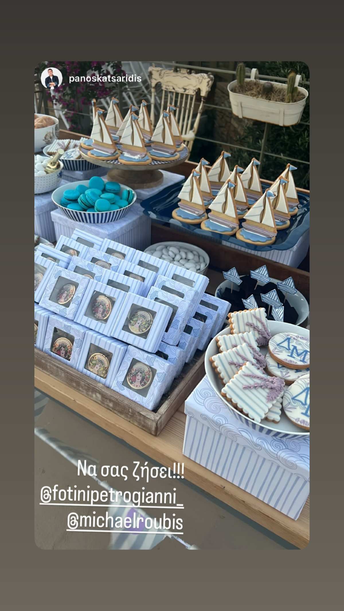 Φωτεινή Πετρογιάννη – Μιχάλης Ρουμπής: Βάφτισαν τον γιο τους στην Τήνο (Φωτογραφίες)