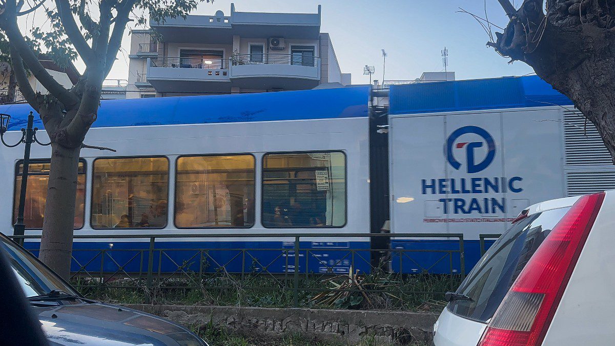 Πάτρα: Τρένο του προαστιακού συγκρούστηκε με αυτοκίνητο - Έχει εγκλωβιστεί ένα άτομο