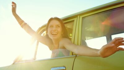 μια κοπέλα στο αμάξι χαμογελά