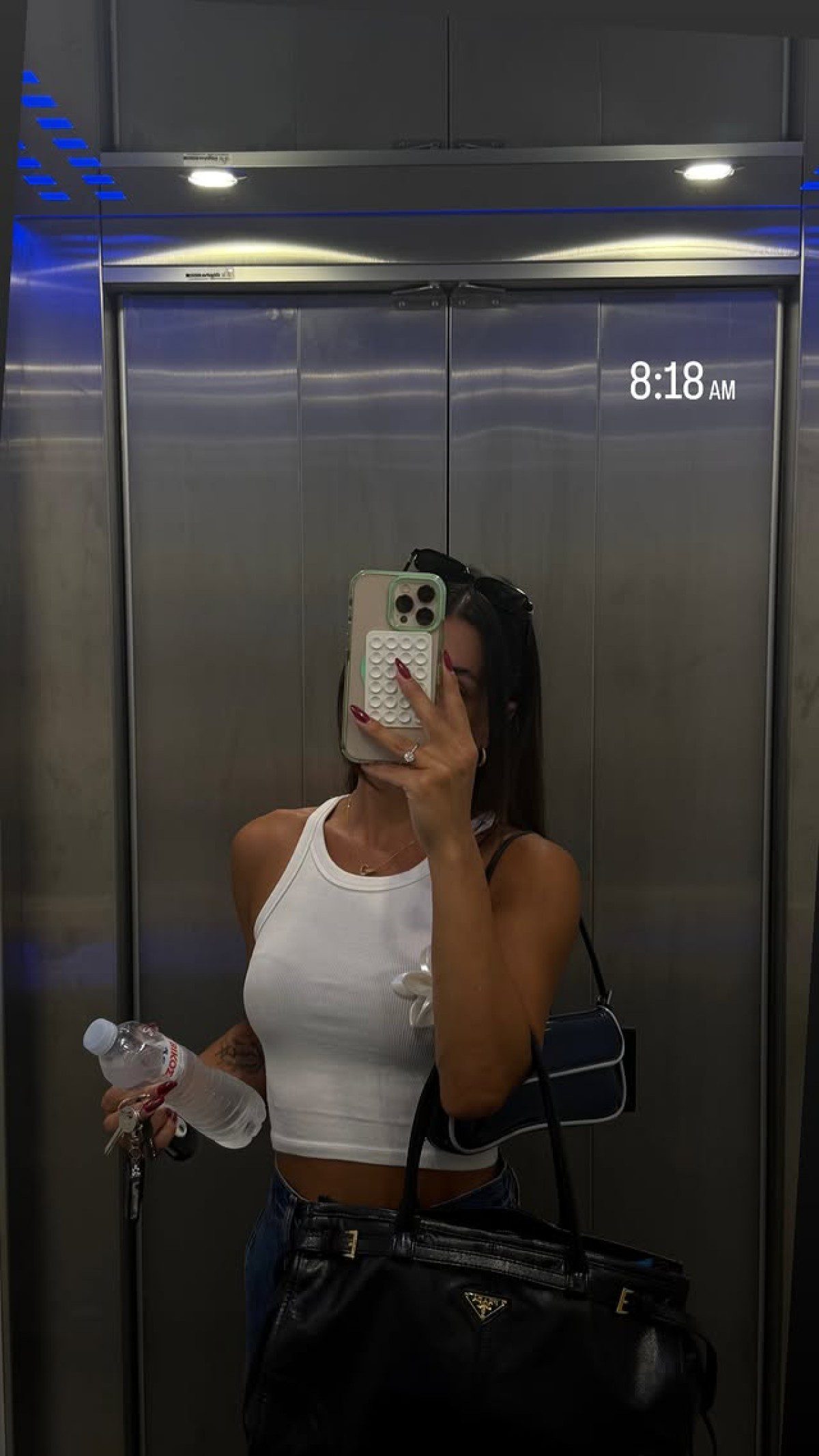 Η Μαριαλένα Ρουμελιώτη σε ασανσέρ