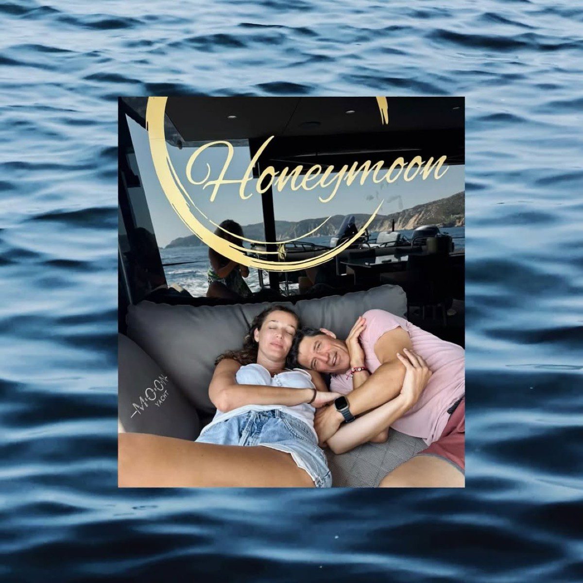 Ο Σάκης Ρουβάς και η Κάτια Ζυγούλη σε σκάφος