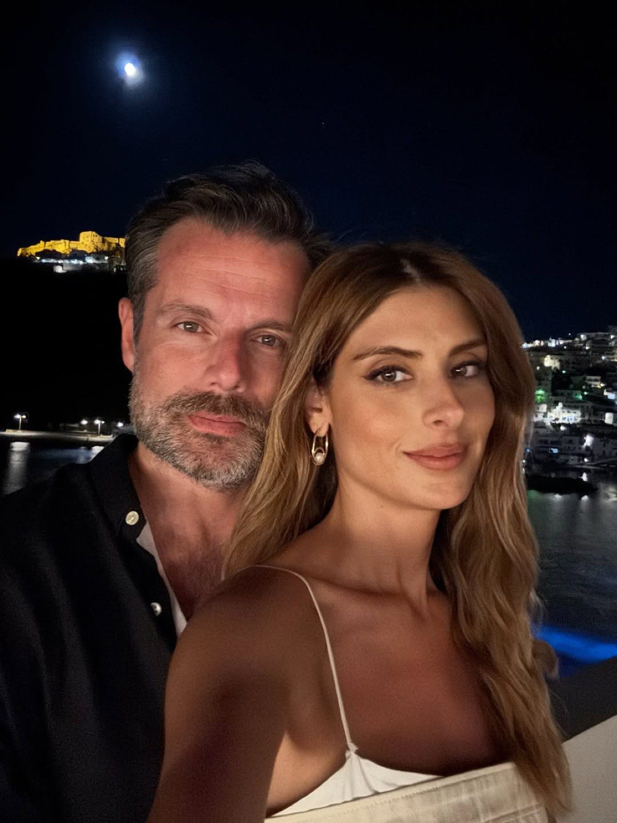 Η Ανθή Σαλαγκούδη και ο Κοσμάς Κουμιανός στην Αστυπάλαια το βράδυ