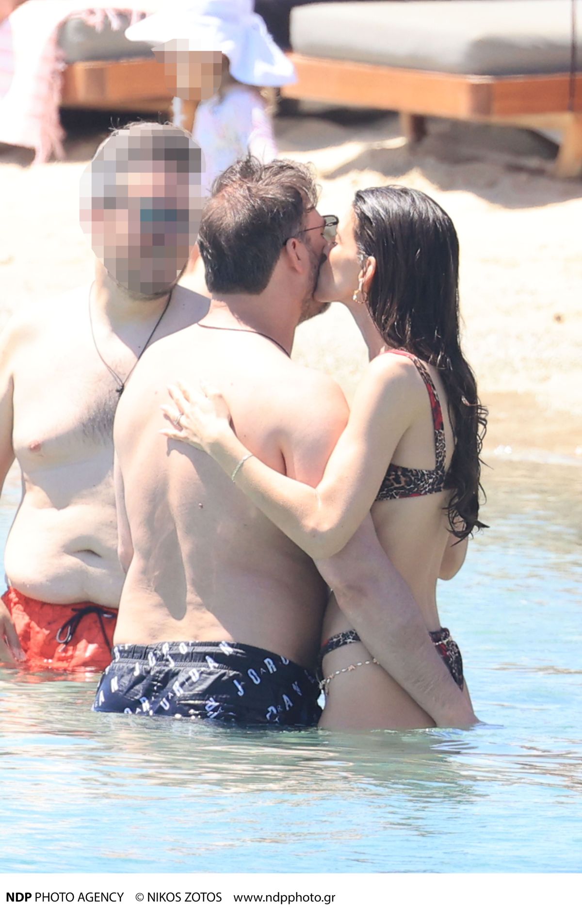 Το φιλί της Σαρρή στον Σαμπάνη σε παραλία της Μυκόνου