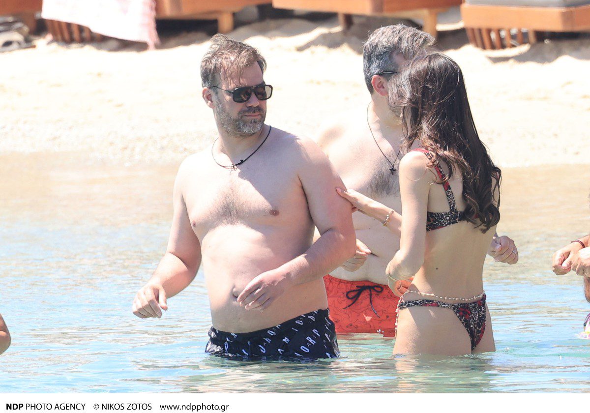 Ο Σαμπάνης και η Σαρρή σε παραλία της Μυκόνου