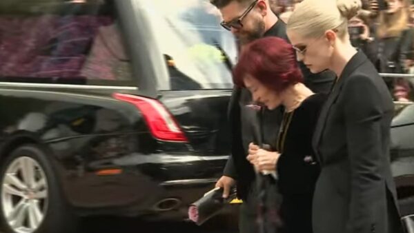 Η sharon osbourne στην κηδεία του σύζυγού της