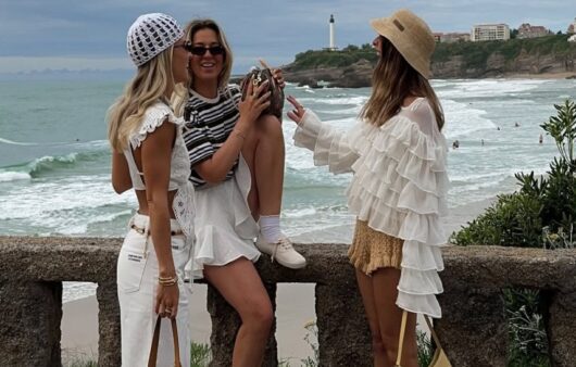 σορτς φοράνε κορίτσια στην παραλία