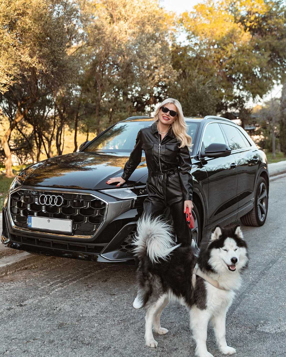 Η Σκορδά με τον σκύλο της αγκαλιά