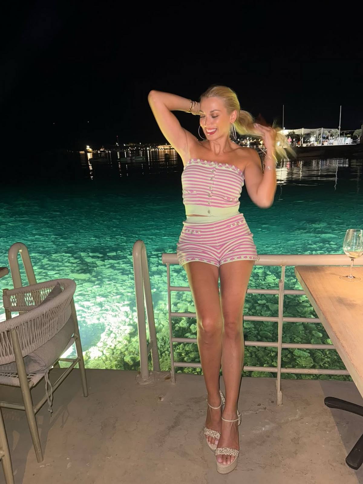 Η Κωνσταντίνα Σπυροπούλου στη Βουλιαγμένη