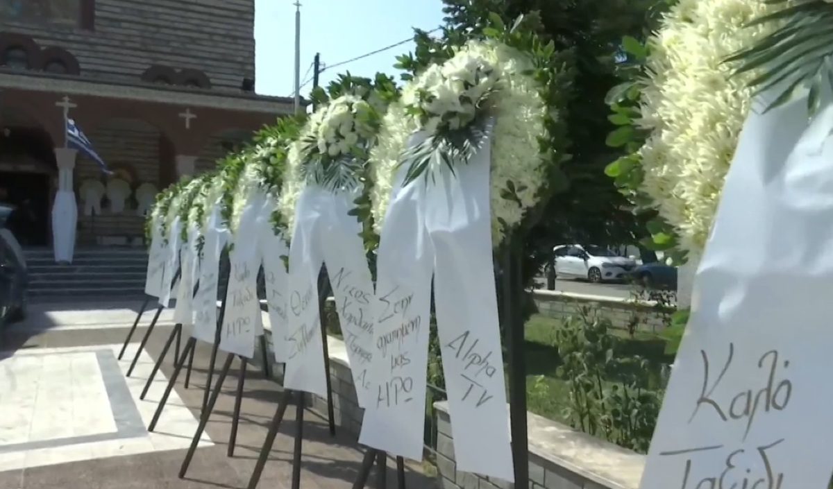 Στεφάνια στην κηδεία Καριοφύλλη