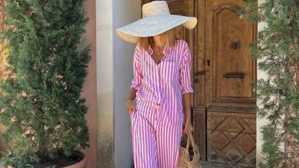 Ρούχο σετ ροζ με ρίγες φοράει κοπέλα σε διακοπές