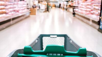 Ένα καρότσι μέσα σε σούπερ μάρκετ