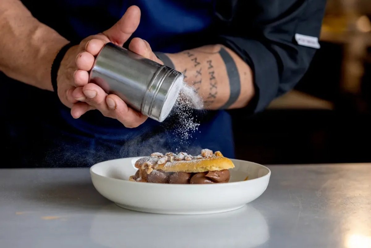 Η κρέμα σοκολάτας σε αφράτο εκλέρ