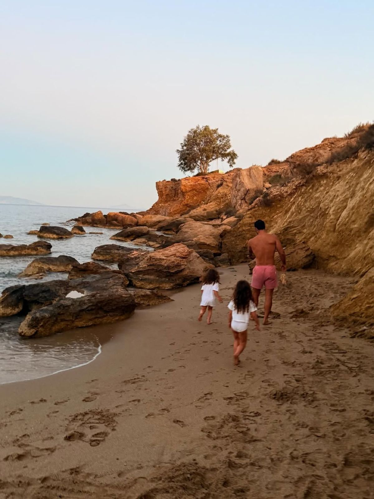 Ο Σάκης Τανιμανίδης στην παραλία με τις κόρες του