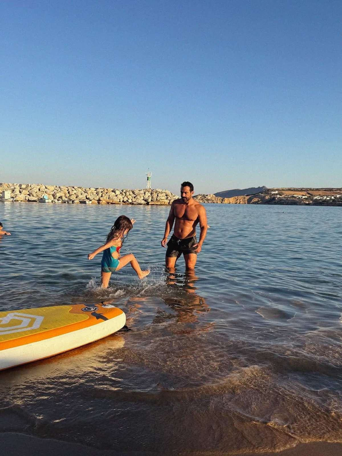 Ο Σάκης Τανιμανίδης στην παραλία με την κόρη του