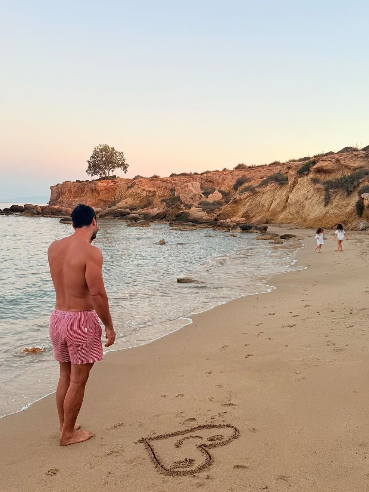 Ο Σάκης Τανιμανίδης στην παραλία