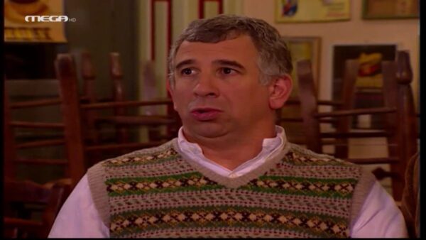 Ο Πέτρος Φιλιππίδης σε σκηνή από την σειρά του Mega Πενήντα Πενήντα