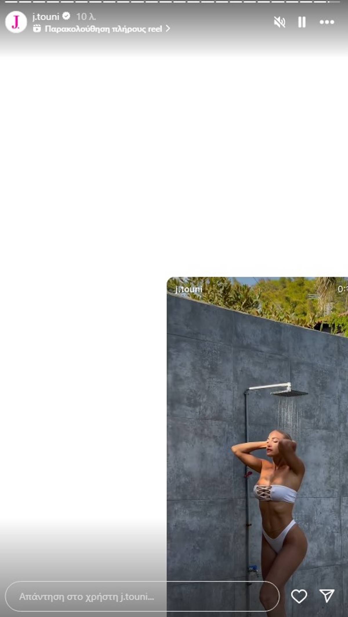 H Ιωάννα Τούνη κάνει ντους με λευκό μαγιό