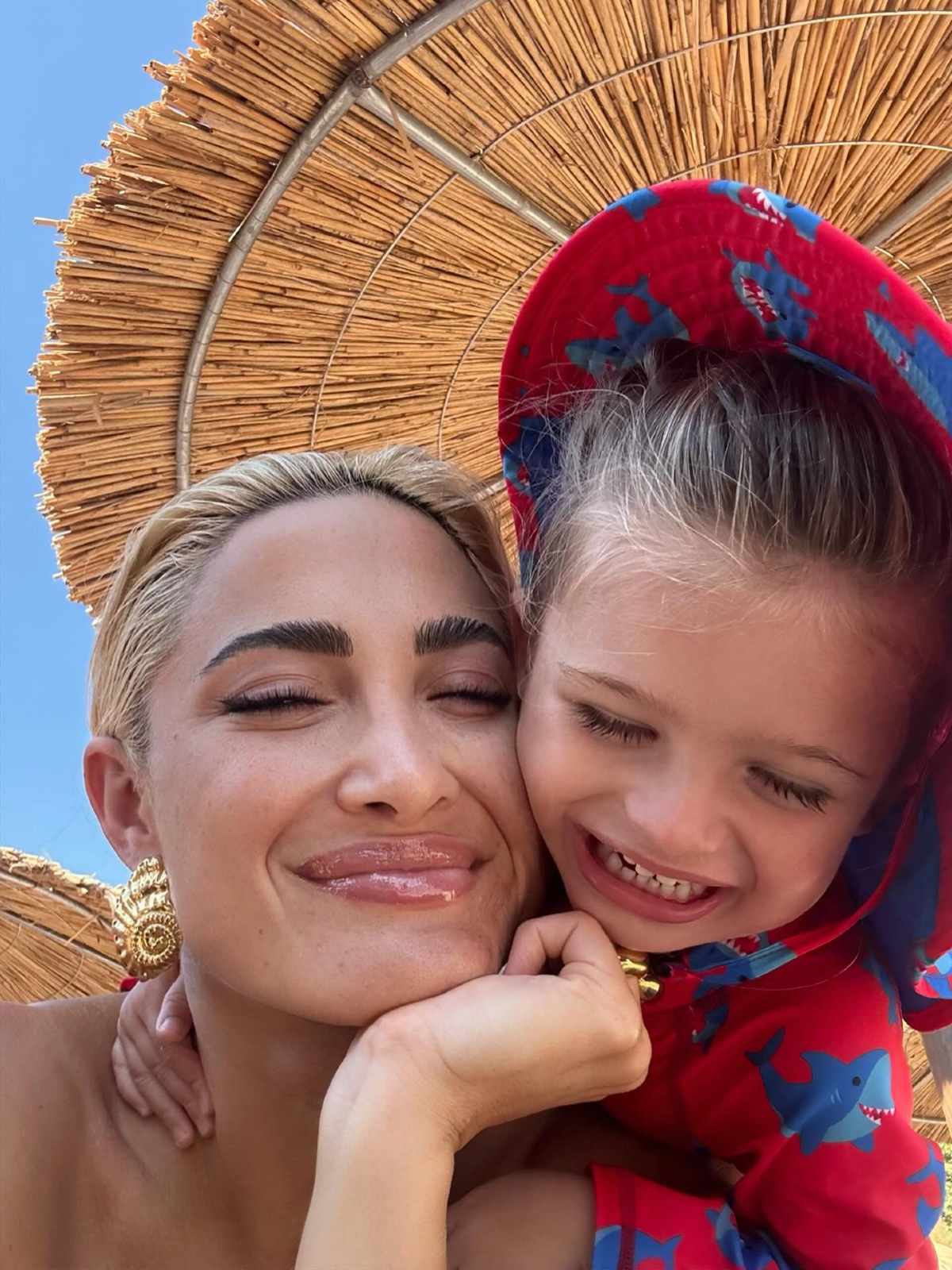 Ιωάννα Τούνη: Στα Σύβοτα με τον γιο της, Πάρη - Οι εντυπωσιακές φωτογραφίες με μαγιό