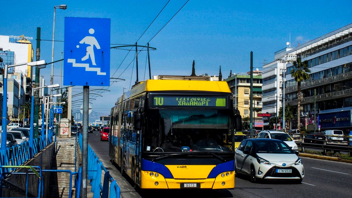 ένα τρόλει σε δρόμο της Αθήνας