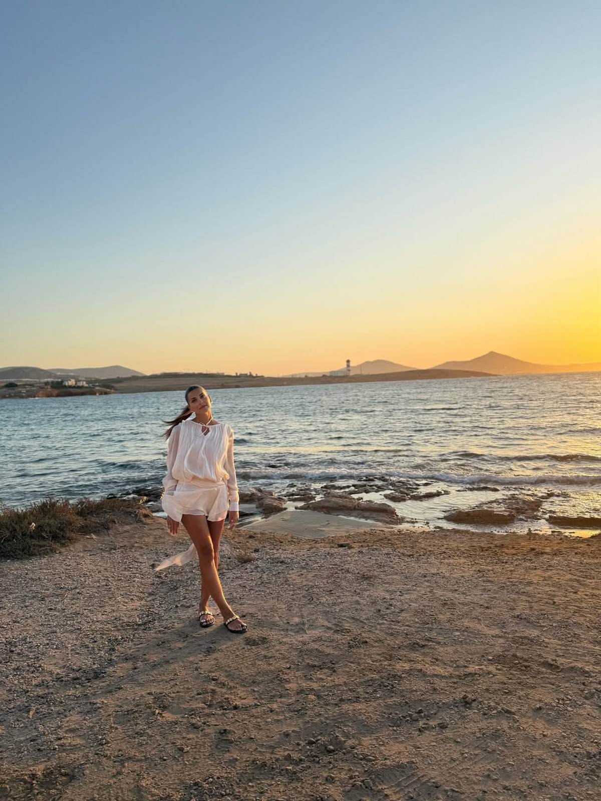 Τα σανδάλια με toe-ring φοράει η Σταματίνα Τσιμτσιλή