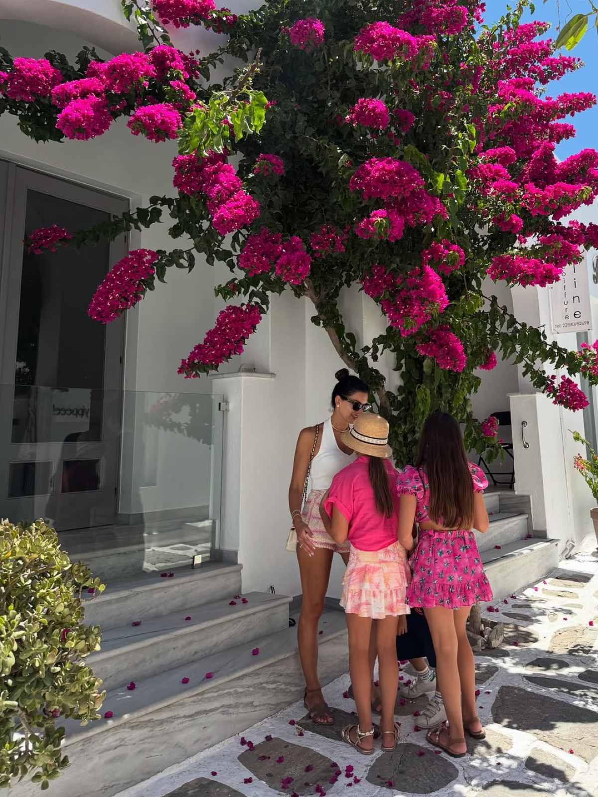 Η Σταματίνα Τσιμτσιλή με τις κόρες της