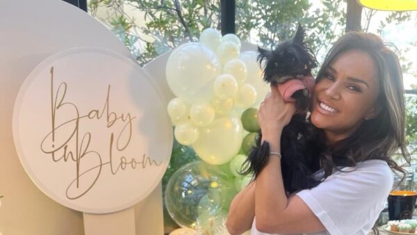 Η Ελένη Τσολάκη αγκαλιά με το σκυλάκι της