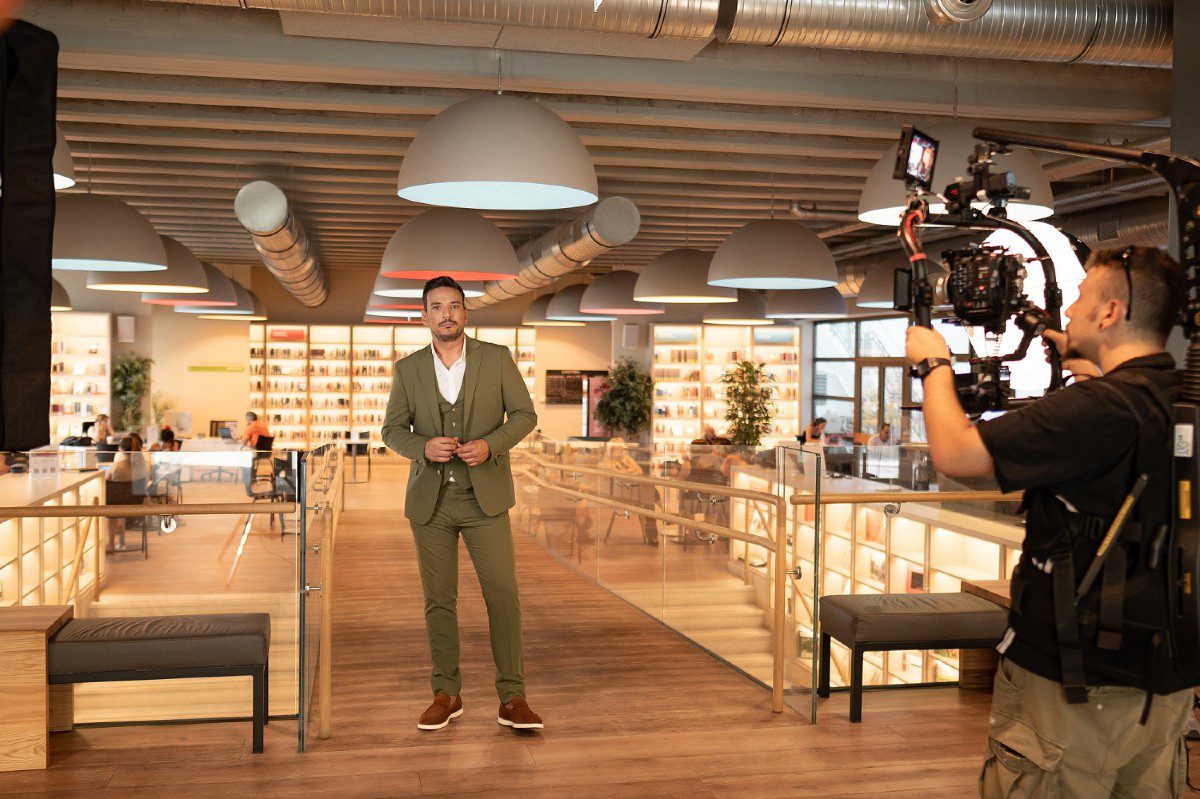 Backstage φωτογράφιση του Κώστα Τσουρού